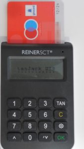Abbildung 4: Ein TAN-Generator, der die EC- oder Girokarte als Schlüsselkarte benutzt, sieht bis auf die Taste <span class="ui-element">TAN</span> genauso aus wie ein früher gängiger HBCI-Kartenleser.