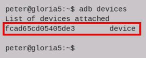 Abbildung 5: Wenn die von <code>adb devices</code> zur&uuml;ckgegebene Liste einen Eintrag enth&auml;lt, funktioniert die USB-Verbindung zwischen Mobilger&auml;t-Bootloader und PC.