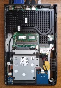 Abbildung 1: Einerseits leise und sparsam, andererseits sehr langsam: Ein Atom-Barebone aus dem Jahr 2012 dient als Prüfstein dafür, wie schwach die Hardware ausfallen darf, um einen OpenSuse-Desktop zu betreiben.