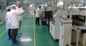 Abbildung 1: Das Librem&nbsp;5 wird in China gefertigt und in den USA fertig montiert. Die technische Leiterin Nicole F&auml;rber besuchte w&auml;hrend der Entwicklung die Fertigungsst&auml;tte.