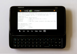 Abbildung 1: Das Nokia N900 mit Hildon als Benutzeroberfl&auml;che war das erste Linux-Phone, das eine gr&ouml;&szlig;ere Community um sich scharen konnte. Es hat bis heute treue Fans. Quelle: Ianar&eacute; S&eacute;vi / Wikimedia Commons, GFDL 1.2+