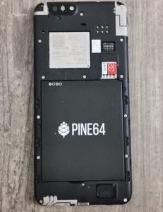 Abbildung 3: Die R&uuml;ckseite des Pinephones zeigt unten die austauschbare Batterie, dar&uuml;ber rechts das Modem und links davon das M&auml;useklavier f&uuml;r die Kill-Switches. Dar&uuml;ber befinden sich die Pogo-Pins, die verschiedene Funktionen bereitstellen.