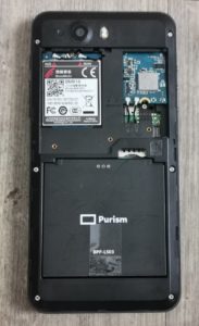 Abbildung 7: Der Aufbau des Librem&nbsp;5 &auml;hnelt dem des Pinephones. &Uuml;ber dem Akku sitzt links das Modem und rechts das WLAN-Modul Redpine&nbsp;RS9116, das auch f&uuml;r Bluetooth-Funktionalit&auml;t sorgt.