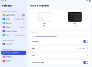 Abbildung 2: Neben den Systemeinstellungen von KDE Plasma bringt JingOS noch ein eigenes Einstellungswerkzeug mit, über das sich unter anderem der WLAN-Zugang schnell aktivieren lässt. Es bietet zudem Zugriff auf die Display-Helligkeit und erlaubt das Umschalten in einen Dark Mode.