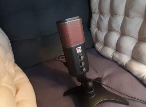 Abbildung 4: Das Neom in seiner Schallschutzkiste, in der es auch den leisen L&uuml;fter des Tuxedo-PCs nicht mehr h&ouml;ren kann.