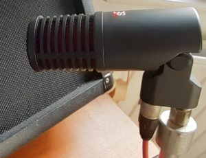 Abbildung 5: Der XLR-Kabelanschluss ist beim Dynacaster in seinem fest verbundenen Stativadapter eingebaut. Auf dem l&auml;sst sich das Mikro von einer ganz aufrechten Position bis etwas unter die Waagerechte schwenken.