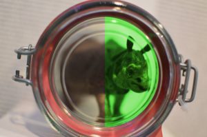 Abbildung 6: &Uuml;ber den Ebenenmodus <span class="ui-element">HSL-Farbe</span> f&auml;rben Sie Bildmotive aus Glas ein, ohne dabei die Struktur zu ver&auml;ndern.
