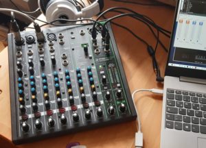 Abbildung 1: Das Mischpult ProFX10v3 von Mackie bringt zwar nur Drehregler statt langer Kanal-Fader mit, dafür passt es aber noch neben einem normalen Laptop auf den Tisch.