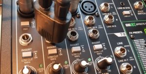 Abbildung 3: Die Inserts lassen sich nicht regeln, sie schleifen das Signal lediglich in den Kanal ein. Der Schalter darunter ist für den LowCut EQ zuständig.