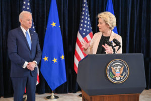Abbildung 1: US-Präsident Joe Biden und EU-Kommissionspräsidentin Ursula von der Leyen sind sich in Sachen Massenüberwachung einig. Quelle: Christophe Licoppe, European Union, 2022