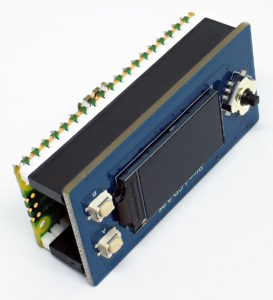 Abbildung 2: Der Raspberry&nbsp;Pi Pico sitzt platzsparend unterhalb des als HAT ausgef&uuml;hrten Mini-Displays.