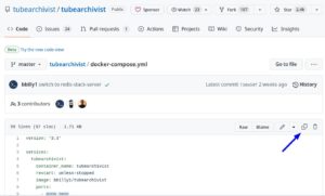 Abbildung 1: Von der Github-Seite kopieren Sie den Inhalt von <code>docker-compose.yml</code> und speichern ihn in einer gleichnamigen Datei in Ihrem Home-Verzeichnis.