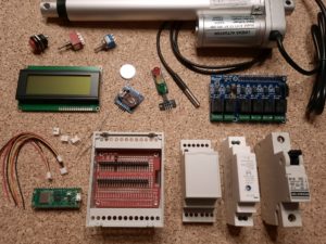 Abbildung 2: Die Komponenten der Installation sind &uuml;ber Steckverbinder mit der Pico-Platine verbunden.