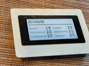 Abbildung 1: Ein schlankes, mobiles Info-Display findet &uuml;berall Platz und arbeitet zudem ressourcenschonend.
