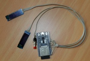 Abbildung 1: Das ESP-Dev-Board mit Displays und einem Taster zur Richtungswahl.