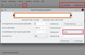 Abbildung 4: Im Tool GParted entsteht per Rechtsklick auf den leeren Festplattenplatz ein Btrfs-Dateisystem. Die Funktion <span class="ui-element">Alle Operationen ausf&uuml;hren</span> (das H&auml;kchen-Symbol rechts in der Schalterleiste) schreibt die vorausgew&auml;hlten &Auml;nderungen auf das Speicherger&auml;t.