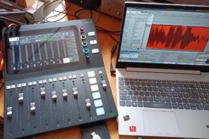 Abbildung 1: Au&szlig;er den Mikros bietet das DLZ in einem handlichen Geh&auml;use alles, was man f&uuml;r eine typische Podcast-Produktion braucht. F&uuml;r die Nachbearbeitung auf dem PC liegt eine Lizenz f&uuml;r Mackie Waveform bei, das auch unter Linux gut funktioniert.