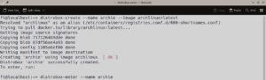 Abbildung 9: Im zuvor mit Podman im Hintergrund erstellten Container installieren Sie das neueste Docker-Image mit Arch Linux und besuchen anschlie&szlig;end den Container.