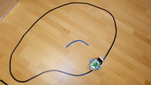 Abbildung 3: Der Roboter soll entlang einer schwarzen Linie im Kreis fahren.