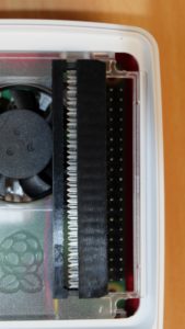Abbildung 3: Eine zu kleine Geh&auml;use&ouml;ffnung f&uuml;r den Stecker verhindert das Einstecken eines Flachbandkabels.
