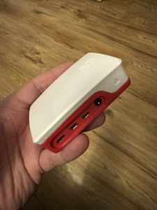 Abbildung 1: Handlich und gut: Zwar fehlen auf dem Foto noch das Netzteil und der Surfstick, doch auch mit diesen Komponenten ist das Gesamtpaket klein genug für das Handgepäck im Flugzeug.