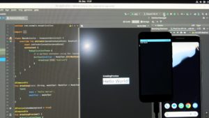 Abbildung 1: Android Studio unter Ubuntu&nbsp;22.04, mit dem echten Smartphone zum Vergleich.