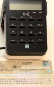 Abbildung 2: Der seit&nbsp;2010 ausgegebene neue Personalausweis tr&auml;gt ein Kreis-Logo, das sich auch auf f&uuml;r kontaktlose Chipkarten ausgelegten Leseger&auml;ten wiederfindet. Statt eines Kartenlesers funktioniert auch ein NFC-f&auml;higes Smartphone.
