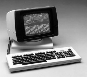 Abbildung 2: Ein Terminal WY-100 von Wyse mit der seinerzeit (1981) sehr beliebten Textverarbeitung WordStar. Quelle: Wikimedia Commons, https://commons.wikimedia.org/wiki/File:WyseTerminal100.jpg, CC BY 3.0 Deed