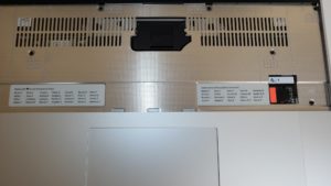Abbildung 2: Auf der Rückseite der Tastatur klebt eine Liste der Framework-Teammitglieder – eine nette Idee.