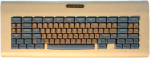 Abbildung 2: Auf dem Space-Cadet-Keyboard einer LM-2 Lisp Machine finden sich <span class="key-sequence">[Hyper]+[Super]+[Meta]</span> und [Control] links unten. Quelle: Wikimedia Commons, CC-BY-SA 3.0 Unported, https://commons.wikimedia.org/wiki/File:Space-cadet.jpg