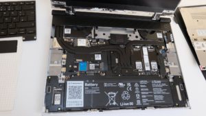 Abbildung 3: Um bis zum Mainboard vorzudringen, gilt es, 16 Schrauben und eine Steckverbindung zu lösen – eine machbare Aufgabe.