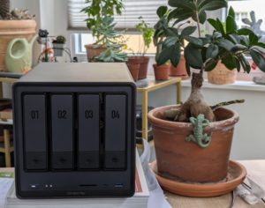 Abbildung 1: W&auml;hrend der Testphase stand das UGreen-NAS auf dem Schreibtisch, mittlerweile nimmt es einen Platz im TV-Regal ein.