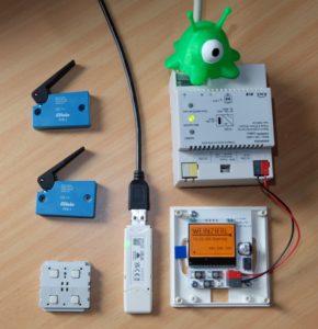 Abbildung 2: Der Testaufbau mit USB-300-Dongle, Eltako-FPE-1-Schalter, Weinzierl KNX&nbsp;RF/ENO Push Button&nbsp;440 und einem KNX-EnOcean-Gateway.