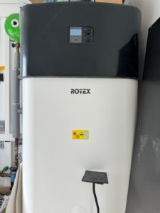 Abbildung 4: Hinter der schwarzen Klappe oben, an der Sie vorn die Bedieneinheit der Wärmepumpe sehen, findet sich die Platine BM1 mit dem Stecker <span class="ui-element">J13</span>.