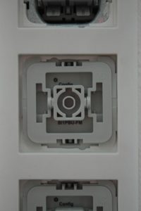 Abbildung 1: F&uuml;r Rollladenaktoren von Homematic gibt es Adapter f&uuml;r die Schalterserien gro&szlig;er Hersteller. So verschwindet die komplexe Technik hinter sch&ouml;nen Blenden. Quelle: FHEM-Wiki