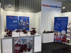Abbildung 2: Der Messestand von Fischertechnik pr&auml;sentiert eine komplette Fertigungsanlage mit verschiedenen Komponenten.