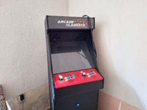 Abbildung 1: Der RasPi-basierte Nachbau eines Arcade-Spielautomaten, dessen originales Innenleben die Jahre nicht &uuml;berlebt hat.