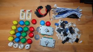Abbildung 3: Das Set aus Buttons und Joysticks kommt in vielen Einzelteilen, die man erst einmal montieren muss.