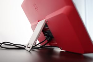 Abbildung 3: Der Klappständer verspricht Flexibilität und verfügt wie auch der Monitor über Kunststoffstreifen, die dafür sorgen, dass in der Halterung alles an Ort und Stelle bleibt.