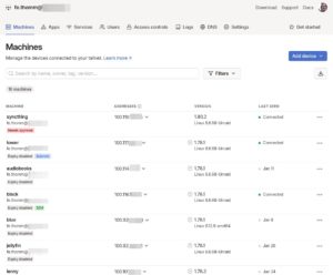 Abbildung 6: Unser Tailnet umfasst verschiedene Geräte und Docker-Container, die die Seite <span class="ui-element">Machines</span> mit IP-Adresse, Version und Status auflistet. Weitere Informationen und Einstellungen erreichen Sie über das Menü am Kopf der Seite.