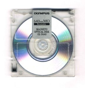 Abbildung 1: Magnetooptische Disks waren in Europa nie sonderlich populär und sind heute kaum noch erhältlich. Quelle: ocrho, Wikimedia, Public Domain