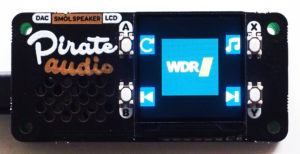Abbildung 1: Das kompakte Webradio mit einem Pico&nbsp;2W und einem Pirate Audio HAT von Pimoroni.
