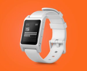 Abbildung 1: Bei der Smartwatch Core 2 Duo schimmert das eindeutige Vorbild Pebble 2 durch, das der Newcomer jedoch in einigen Punkten wie der Akkulaufzeit deutlich verbessert.