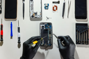 Abbildung 3: Ab sofort haben professionelle Reperateure Zugang zu f&uuml;r Reparaturen notwendiger Software, Firmware und Anleitungen. Quelle: liudmilachernetska /123rf.com