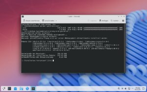 Abbildung 6: Typisch f&uuml;r Arch Linux ist die unver&auml;nderte Auslieferung von Software in der von den Originalautoren vorgesehenen Form, hier der KDE-Desktop, und die unverzichtbare Textkonsole.