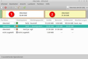 Abbildung 3: Nach der Installation enth&auml;lt die erste SSD im Rechner lediglich eine kleine UEFI-Startpartition, die Btrfs-Root-Partition (1) sowie nicht partitionierten Platz f&uuml;r den Cache. Ein Rechtsklick auf Letzteren erzeugt daraus eine unformatierte Partition (2).