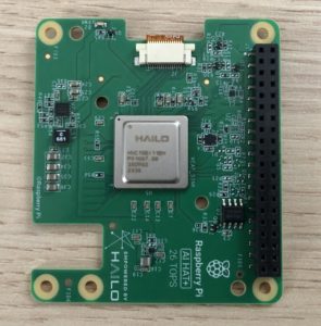 Abbildung 1: Der nahezu quadratische HAT+ enth&auml;lt in der Mitte den Hailo-KI-Chip.