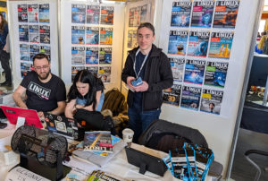 Abbildung 1: Marius Quabeck (links), Tim Schürmann (rechts) und ich führten zahlreiche spannende Gespräche am Stand.