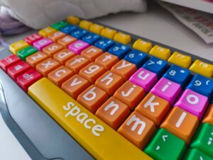 Abbildung 1: Die Farben der Kindertastatur machen Vokale, Konsonanten, Zahlen und Steuertasten unterscheidbar, und die großen Tasten und Schriften erleichtern fehlerfreies Tippen. Quelle: Raspberry Pi Foundation