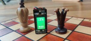 Abbildung 3: Der Pico Chess Timer setzt den Spielern ein Zeitlimit für alle Züge. Der Raspberry Pi Pico W liefert die Countdown-Uhr und wechselt zwischen den Spielern. Quelle: Raspberry Pi Foundation